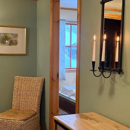 Homey Steps From Dining And Activities! *