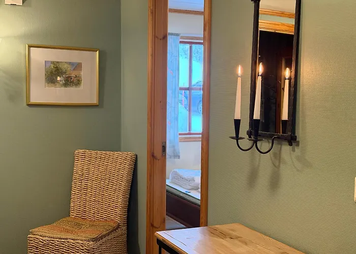 Homey Steps From Dining And Activities! *